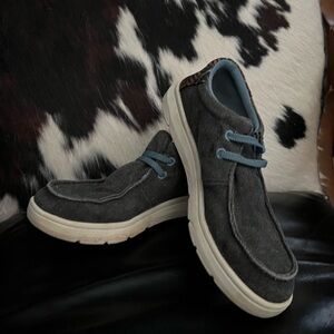 Kids Ariat Hilo Casual Canvas Shoes with Blue Accents